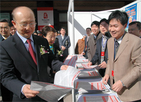 支樹(shù)平副局長(zhǎng)在咨詢現(xiàn)場(chǎng)閱示中國(guó)質(zhì)量檢驗(yàn)協(xié)會(huì)編輯發(fā)放的《3.15消費(fèi)知識(shí)·名優(yōu)企業(yè)宣傳手冊(cè)》。