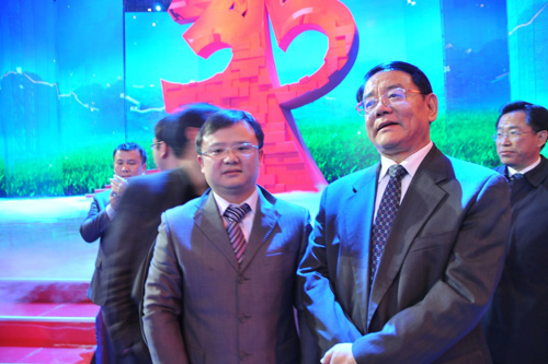 國(guó)家質(zhì)檢總局副局長(zhǎng)劉平均在中央電視臺(tái)演播大廳 2012年3.15晚會(huì)直播現(xiàn)場(chǎng)與中國(guó)質(zhì)量檢驗(yàn)協(xié)會(huì)企業(yè)工作部副主任王劍合影留念。