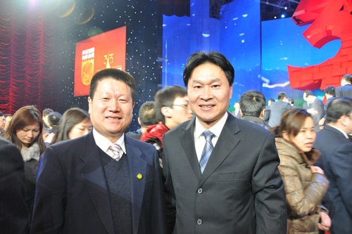 中國(guó)質(zhì)量檢驗(yàn)協(xié)會(huì)企業(yè)工作部主任楊曉東與中國(guó)消費(fèi)者協(xié)會(huì)副會(huì)長(zhǎng)兼秘書長(zhǎng)楊紅燦在中央電視臺(tái)演播大廳2012年“3.15晚會(huì)”直播現(xiàn)場(chǎng)合影留念。