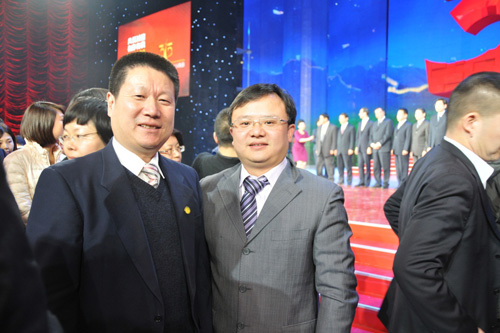 中國(guó)質(zhì)量檢驗(yàn)協(xié)會(huì)企業(yè)工作部副主任王劍與中國(guó)消費(fèi)者協(xié)會(huì)副會(huì)長(zhǎng)兼秘書長(zhǎng)楊紅燦在中央電視臺(tái)演播大廳2012年“3.15晚會(huì)”直播現(xiàn)場(chǎng)合影留念。