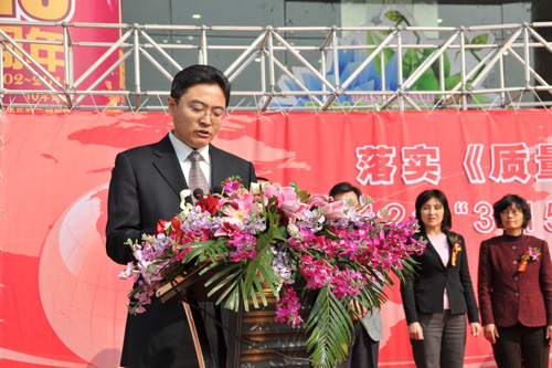 國(guó)家質(zhì)檢總局辦公廳副主任、中國(guó)質(zhì)量檢驗(yàn)協(xié)會(huì)副理事長(zhǎng)劉洪生在活動(dòng)現(xiàn)場(chǎng)發(fā)布2012年皮鞋、衛(wèi)生巾兩類消費(fèi)品產(chǎn)品質(zhì)量國(guó)家監(jiān)督抽查結(jié)果和2011年汽車產(chǎn)品缺陷信息投訴基本情況。