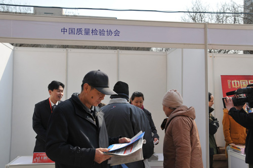 中國(guó)質(zhì)量檢驗(yàn)協(xié)會(huì)企業(yè)工作部主任楊曉東在2012年3.15咨詢服務(wù)活動(dòng)現(xiàn)場(chǎng)向消費(fèi)者介紹中國(guó)質(zhì)量檢驗(yàn)協(xié)會(huì)編印的宣傳資料。
